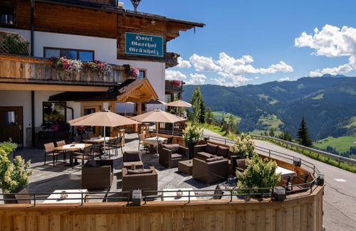 Muehlbach Am Hochkoenig Apartment | Discover "Wilderer": Top-Rated Aparthotel with Ocean Views