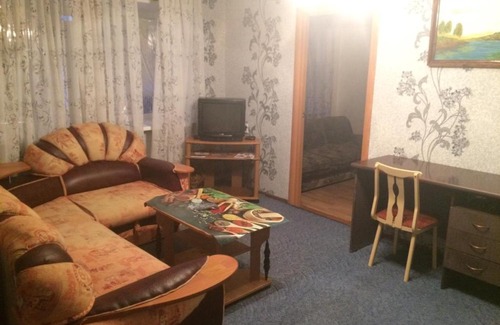 Murmansk Apartment | Top-Rated Apartment at Polyarnie Zori 21 with Hot Tub
