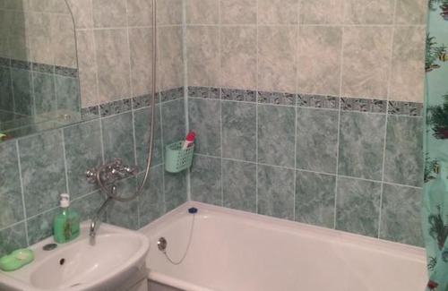 Murmansk Apartment | Top-Rated Apartment at Polyarnie Zori 21 with Hot Tub