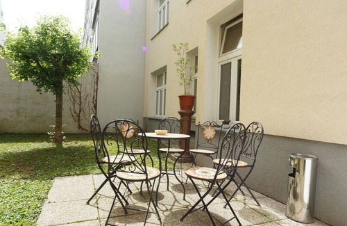 Funfhaus Apartment | Modern Apartment No. 09 near Schönbrunn with Pool & Kitchen