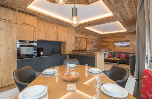 Hinterglemm Apartment | Cozy Apartment by the Ski Slope with Sunny Terrace