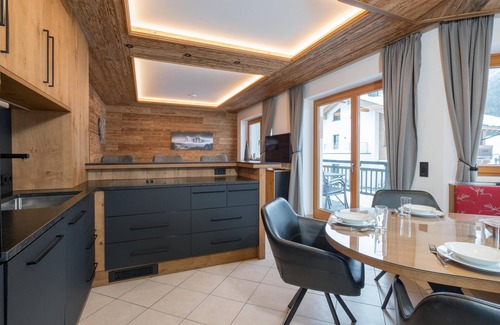 Hinterglemm Apartment | Cozy Apartment by the Ski Slope with Sunny Terrace