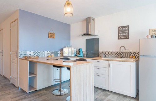Puyloubier Apartment | Apartment 'Au Pied De La Sainte Victoire' with Private Terrace, Private Garden and Wi-Fi