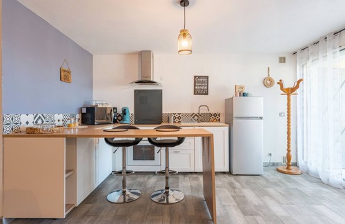 Puyloubier Apartment | Apartment 'Au Pied De La Sainte Victoire' with Private Terrace, Private Garden and Wi-Fi