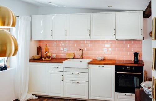 Bad Aussee Apartment | Apartment Aussee: Oceanfront Retreat with Pet-Friendly Perks