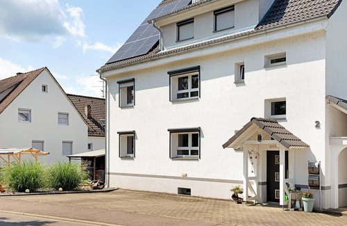 Neufrach Apartment | Top-Rated Apartment 'Auszeit' with Private Terrace & Garden