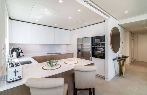 Ojen Apartment | Elegant Apartment 'Avec Vues Sur Marbella' with Ocean View