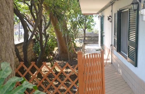 Ercolano Apartment | Relaxing Apartment "B" with Garden, Parking & Wi-Fi