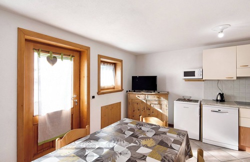 Trepalle Apartment | Cozy Apartment "Bait del Pont 50" with Garden & Wi-Fi