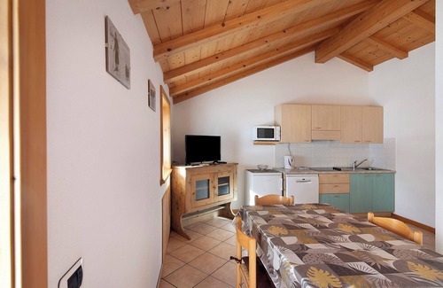Trepalle Apartment | Cozy Apartment "Bait del Pont 50" with Garden & Wi-Fi
