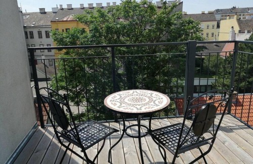 Funfhaus Apartment | Discover Arbio I Apartment with Balcony in Reindorf