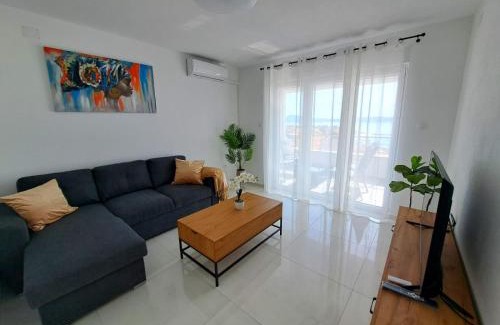 Selce Apartment | Seaside Retreat: Family-Friendly Beach View Apartment
