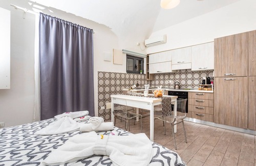 Old Town Apartment | Apartment 'Bed-da Catania' with Balcony, Wi-Fi and Air Conditioning