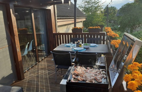 Vsen Apartment | Inviting Apartment Bellevue: Family-Friendly with Pool & Breakfast