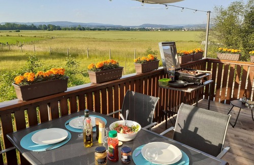 Vsen Apartment | Inviting Apartment Bellevue: Family-Friendly with Pool & Breakfast