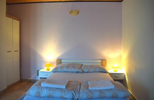 Molunat Apartment | Cozy Apartment Bini: Ocean View and Pet-Friendly Retreat
