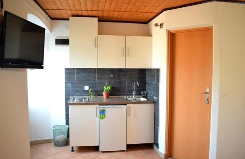 Molunat Apartment | Cozy Apartment Bini: Ocean View and Pet-Friendly Retreat