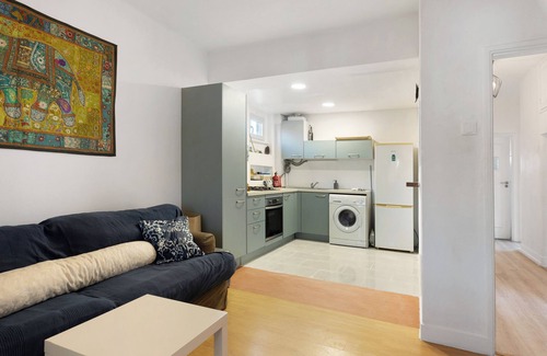 Estoril Apartment | Elegant Apartment 'Bisa's House' with Ocean View and Wi-Fi