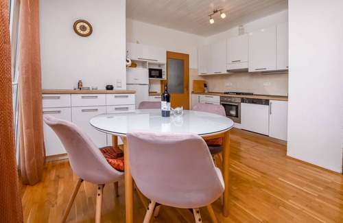 Podglavica Apartment | Oceanfront Apartment Bosiljka: Perfect for Family Retreats