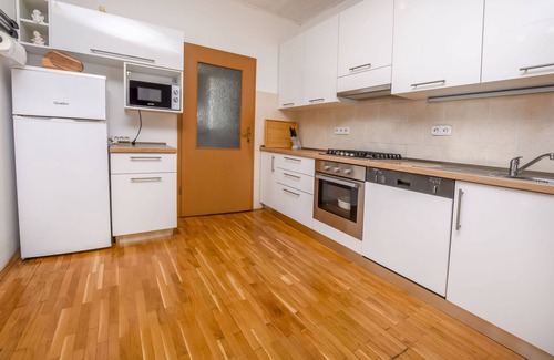 Podglavica Apartment | Oceanfront Apartment Bosiljka: Perfect for Family Retreats
