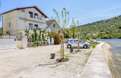 Podglavica Apartment | Oceanfront Apartment Bosiljka: Perfect for Family Retreats