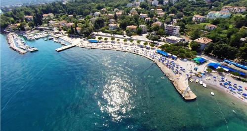 Icici Apartment | Oceanfront Apartment Branko: Family-Friendly Retreat