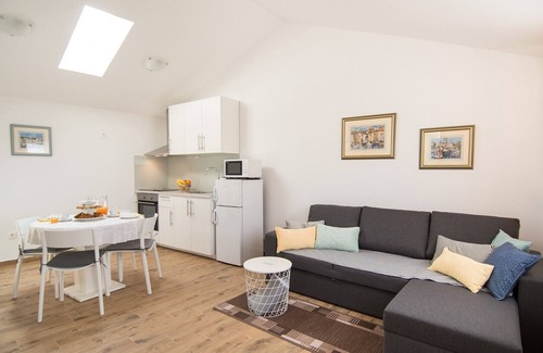 Tar-Vabriga Apartment | Sea View Apartment Bruneta with Pool and Spa Amenities