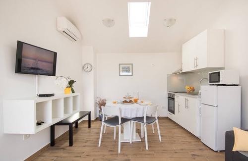 Tar-Vabriga Apartment | Sea View Apartment Bruneta with Pool and Spa Amenities