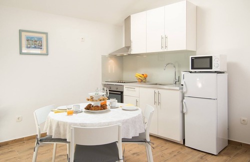 Tar-Vabriga Apartment | Sea View Apartment Bruneta with Pool and Spa Amenities