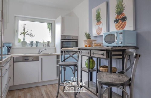 Busumer Deichhausen Apartment | Cozy Die Deichbude 1 - Bude 3: Family & Pet Friendly Stay