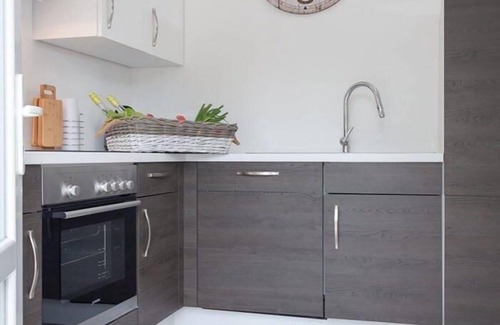 Busumer Deichhausen Apartment | Pet-Friendly Die Deichbude 1 with Ocean View & Breakfast