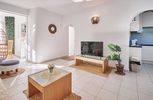 Vale de Centianes Apartment | Cozy Apartment Buenos Momentos with Oceanfront Views