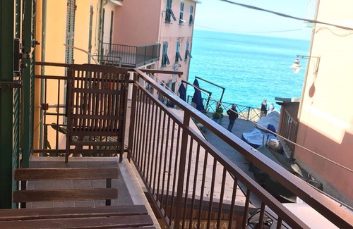 Manarola House | Oceanfront Apartment "CASA LA MARINA" in Manarola