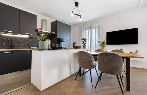 Vesio Apartment | Apartment 'Casa Vacanze Leon' with Lake View, Private Garden and Wi-Fi
