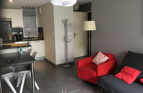 Rotheneuf-Le Pont Apartment | Bright Apartment with Ocean View & Pool in Seaside Town
