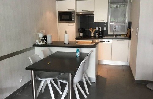 Rotheneuf-Le Pont Apartment | Bright Apartment with Ocean View & Pool in Seaside Town
