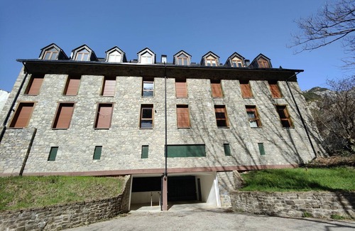 Canfranc Apartment | Cozy Apartment Canfranc: Ideal for Families with Spa Access
