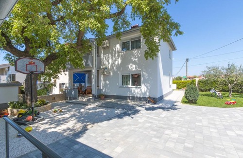 Stinjan Apartment | Comfortable Apartment Carmen with Child-Friendly Amenities