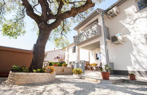 Stinjan Apartment | Comfortable Apartment Carmen with Child-Friendly Amenities