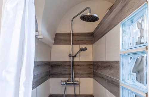 Bagnone Apartment | Apartment 'Casa Al Ponte Vecchio' with Private Terrace and Wi-Fi