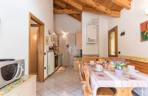 Cogolo Apartment | Relaxing Apartment "Casa Bamby - Cevedale" with Balcony & Garden