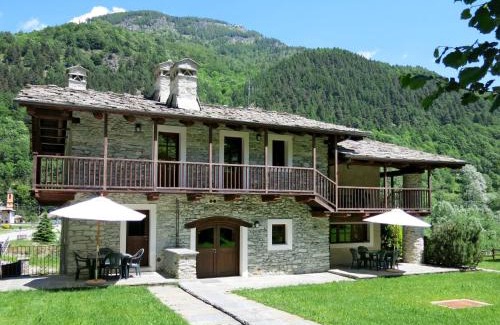 Sampeyre Apartment | Family-Friendly Apartment Casa del Ponte with Pool Access