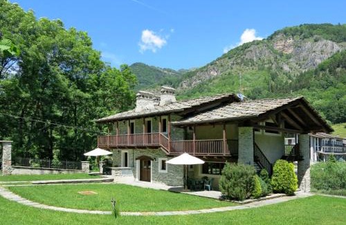 Sampeyre Apartment | Family-Friendly Apartment Casa del Ponte with Pool Access
