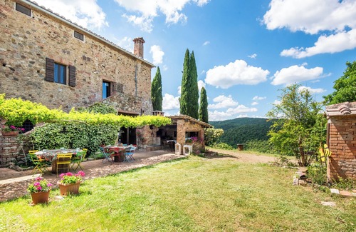 Murlo Apartment | Apartment 'Casa Gialla A Murlo' with Shared Pool, Wi-Fi and Air Conditioning