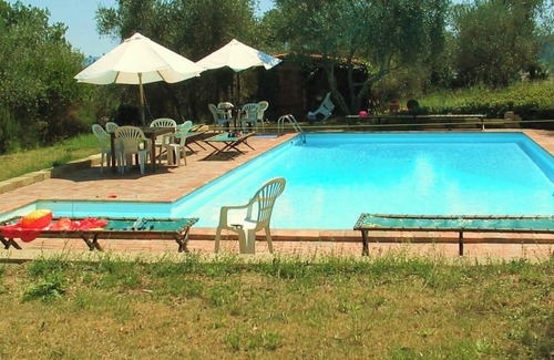 Murlo Apartment | Apartment 'Casa Gialla A Murlo' with Shared Pool, Wi-Fi and Air Conditioning