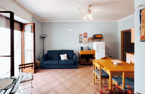 Marini Apartment | Apartment 'Casa Rosa' with Sea View, Wi-Fi and Air Conditioning