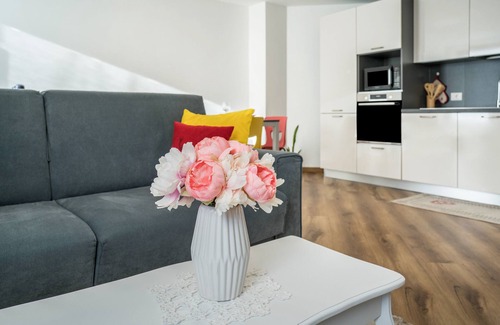 Mezzana Apartment | Scenic Apartment 'Casa Luca Mezzana' with Balcony & Wi-Fi