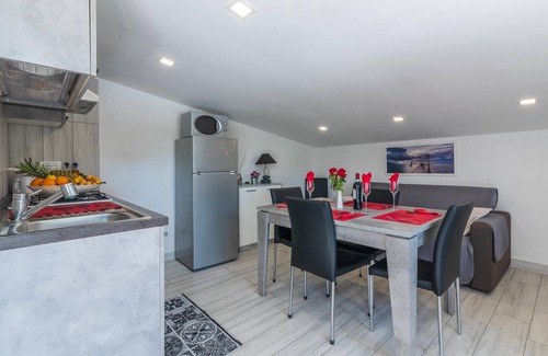 Syracuse Apartment | Relax at Casa Vacanza CeG with Pool, Jacuzzi & Garden