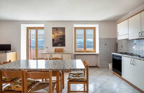 Brez Apartment | Cozy Apartment 'Casa vacanze Rosa 2' with Mountain Views