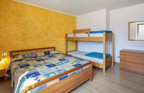 Brez Apartment | Cozy Apartment 'Casa vacanze Rosa 2' with Mountain Views